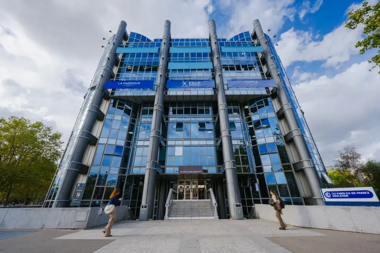 Bâtiment moderne avec des bannières