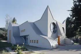 Bâtiment ludique en forme de chat, une école d'architecture privée aux formes originales.