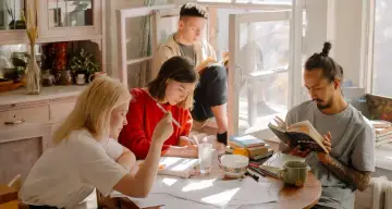 Des étudiants travaillent ensemble dans une bibliothèque de **community college USA**.