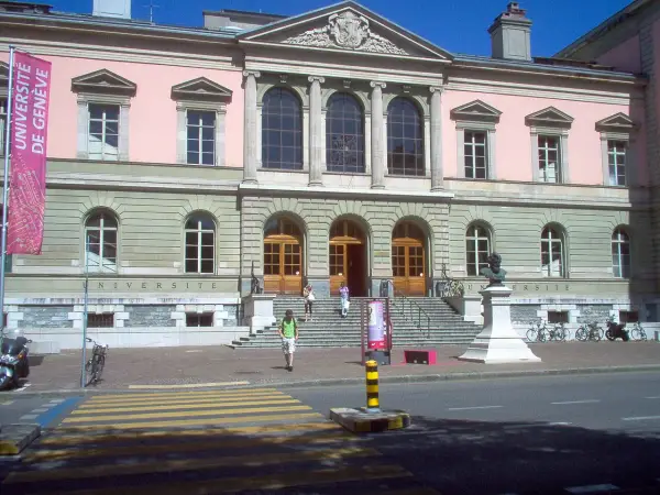 Bâtiment de l'université de Genève, avec une bannière "Université de Genève" et un buste sur un piédestal.