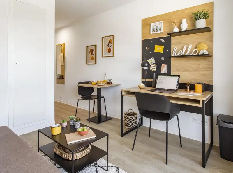 Un bureau et une table pour manger dans un studio moderne, idéal pour vivre en Nouvelle-Zélande.