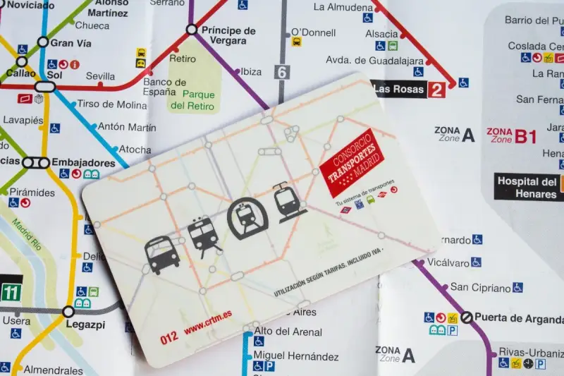 Carte transport Madrid étudiant sur un plan du métro. Idéale pour explorer la ville.